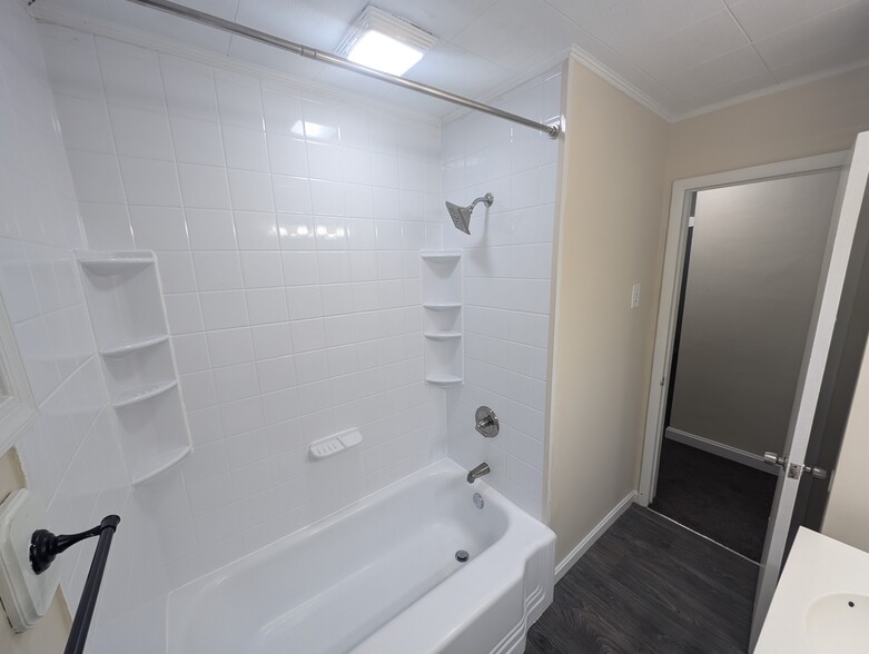 Building Photo - 645 Bottino Ln