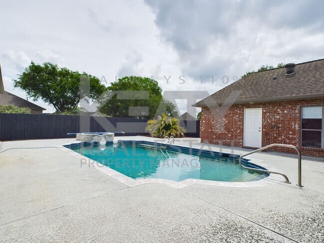 Building Photo - Three Bedroom Home in Sunset!