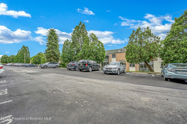 Building Photo - 1504 Summit Pointe