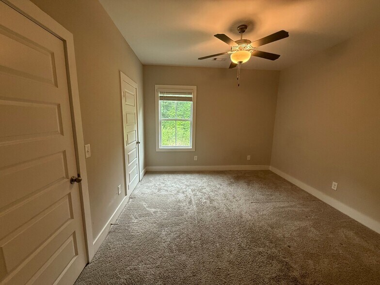 Building Photo - 630 Village Dr