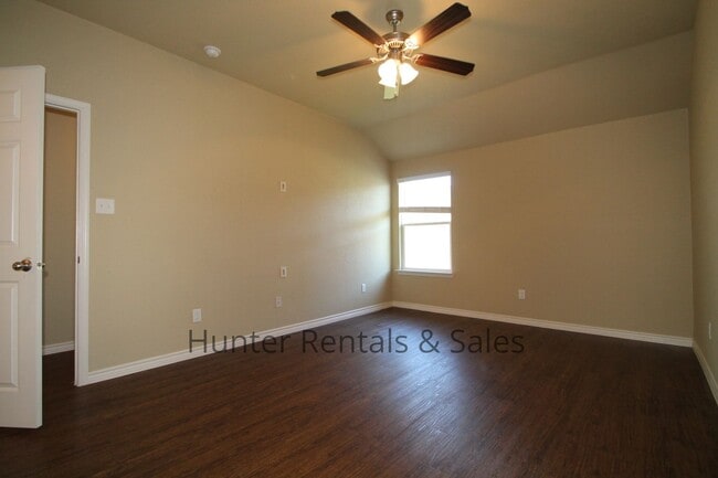 Building Photo - Spacious Duplex!