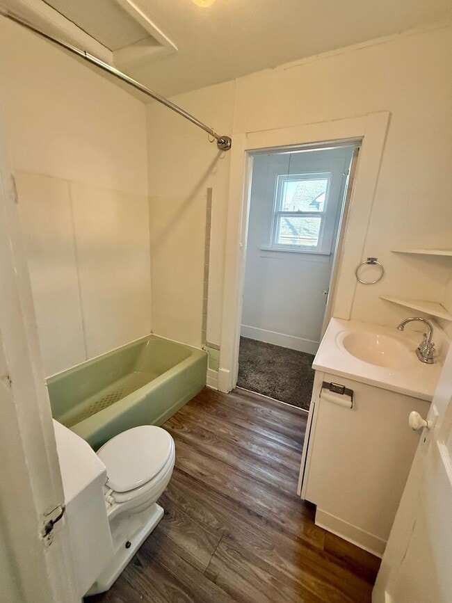 Building Photo - Adorable 1 Bedroom