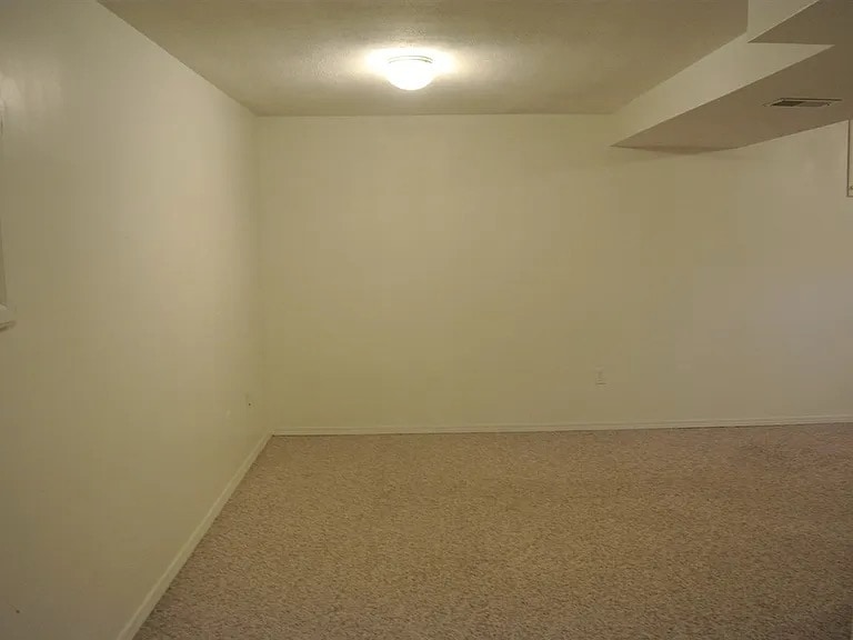 Building Photo - 905 Crestview Ln