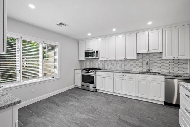 Building Photo - 802 Heritage Hls