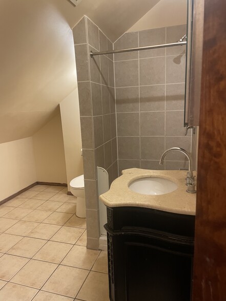 3 rd floor bathroom - 1903 Ridgeland Ave
