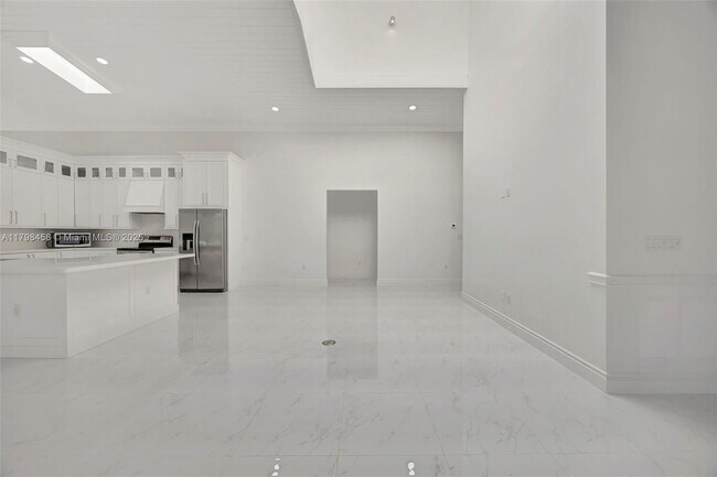 Building Photo - 6841 SW 71st Ave