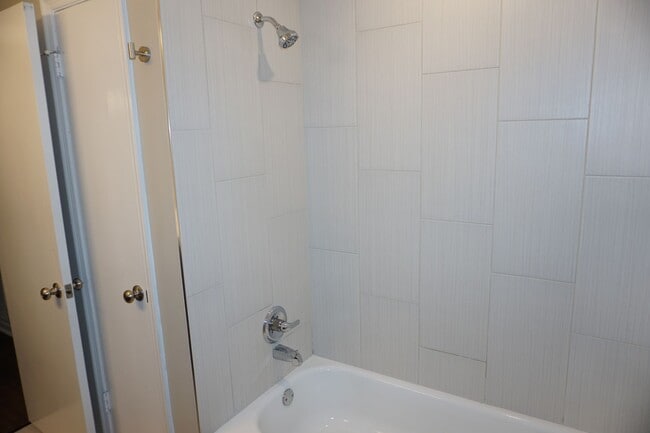 Building Photo - 1515 Kitchen St