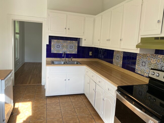 Building Photo - 318 Maple St