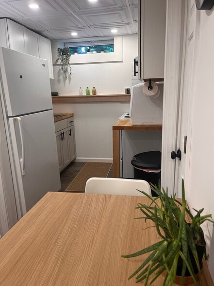 Building Photo - 266 Malletts Bay Ave