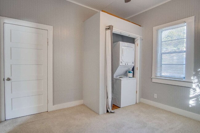 Building Photo - Charming 2-Bedroom Cottage Near Downtown P...