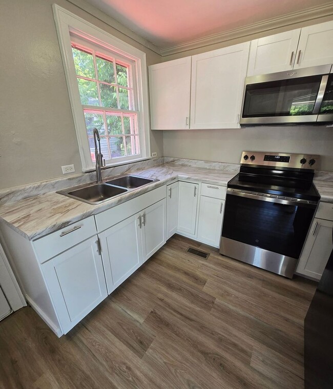 Building Photo - 817 Lockwood Ave