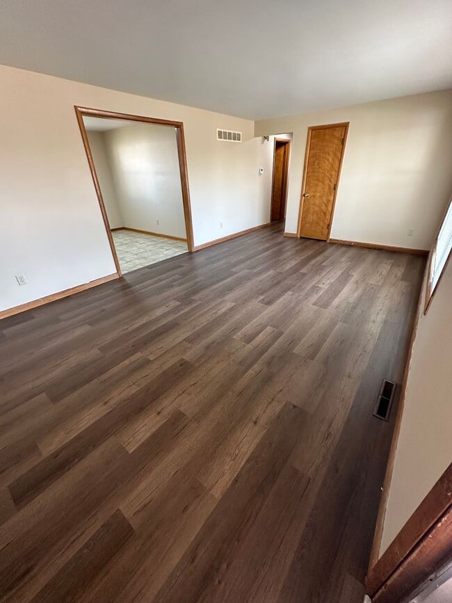 Building Photo - 4 Bedroom, 1.5 Bathroom Updated House