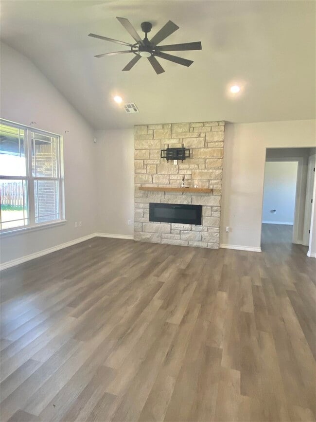 Building Photo - 210 Meadowlark Ln