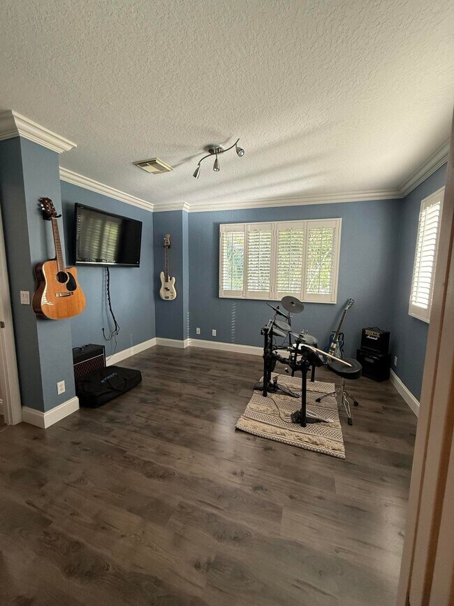 Building Photo - 2136 Oakmont Dr