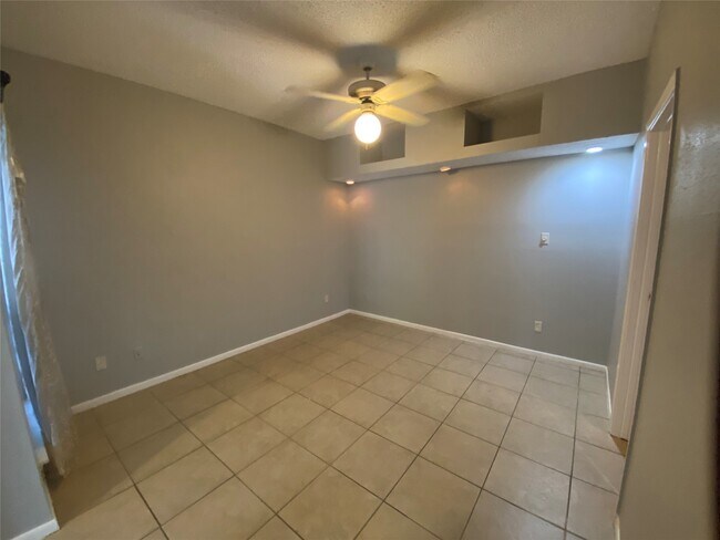 Building Photo - 10855 Meadowglen Ln