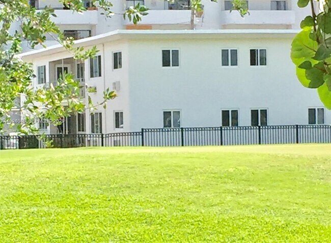 Building Photo - 105 S Shore Dr