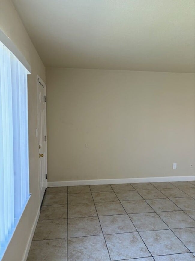 Building Photo - Single story, 3 bed 1.5 bath home.