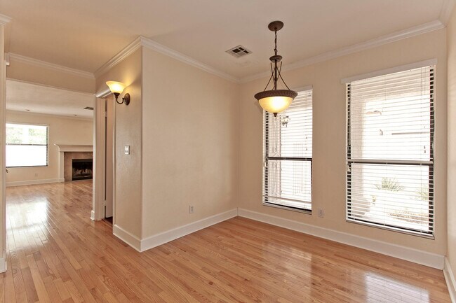 Building Photo - Beautiful home in the Lakes