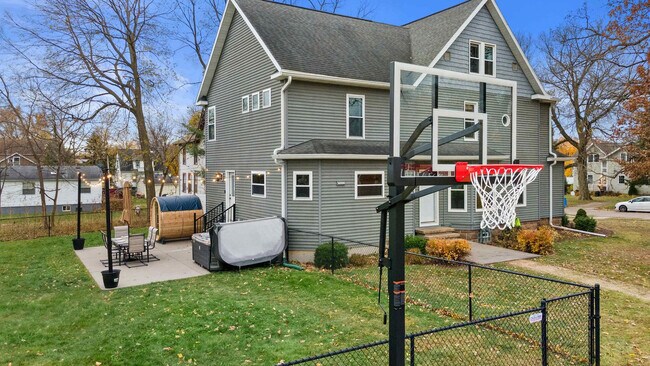 Building Photo - 924 Capital St