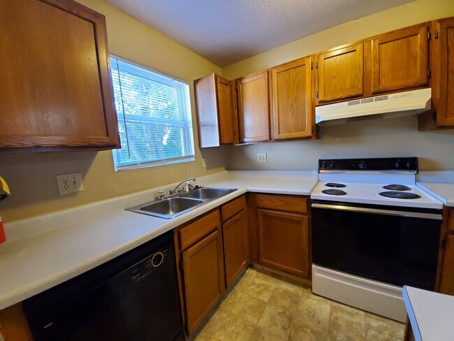 Building Photo - 4 Bedroom Available in July