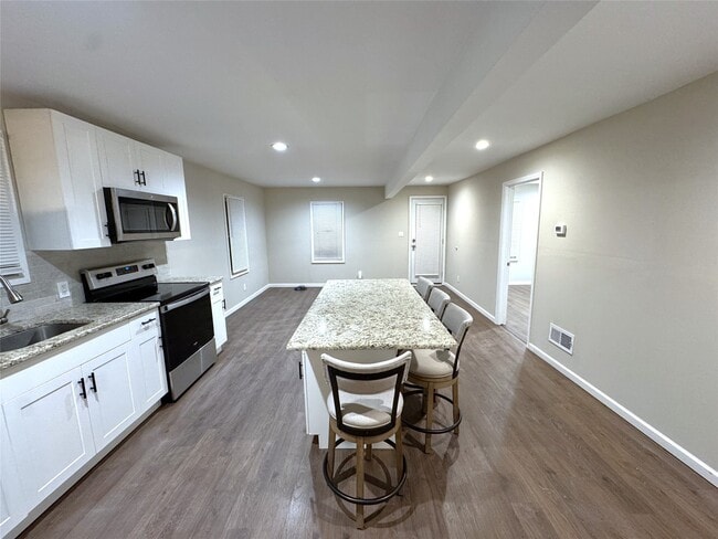 Building Photo - 33 1/2 Oak St