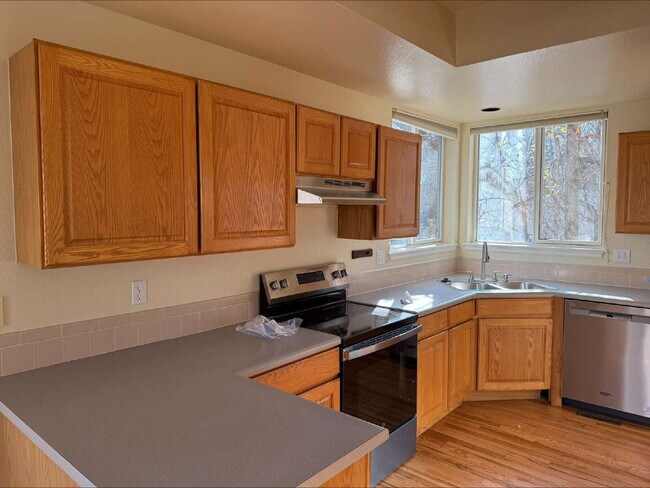 Building Photo - "Spacious 4-Bed, 3-Bath Gem on Franklin Drive – Modern Living in Boulder!"