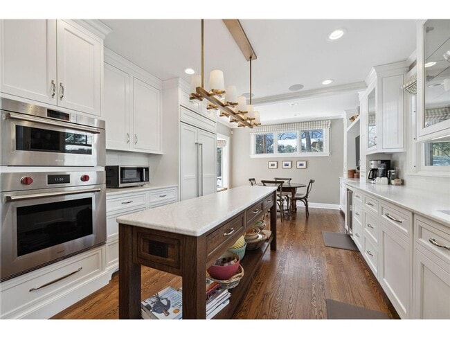 Building Photo - 2810 W Lake of the Isles Pkwy