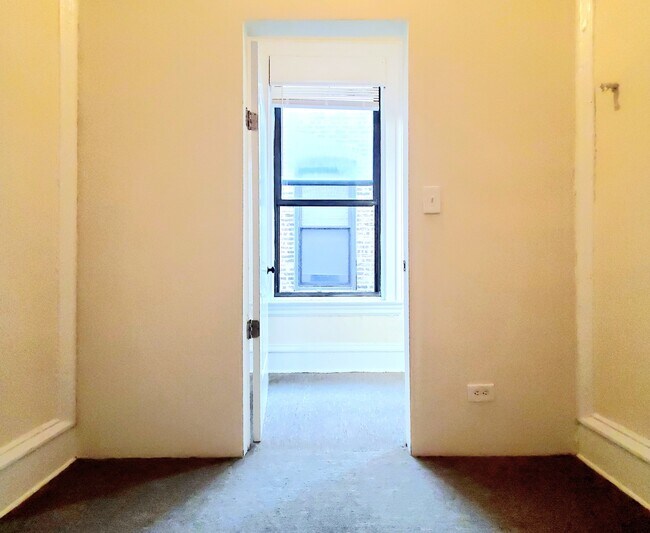 Building Photo - 264 W 26th St