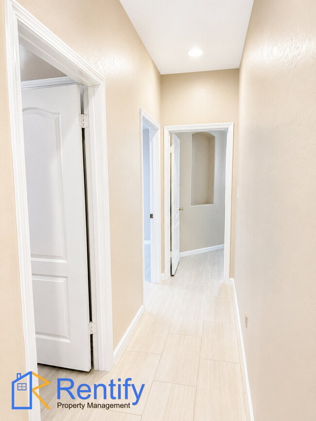 Building Photo - Charming Seven Oaks Home - 4Bed, 2Bath - Gardener Included!
