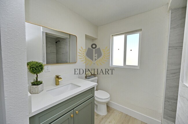 Building Photo - 1584 N Carruth Ave