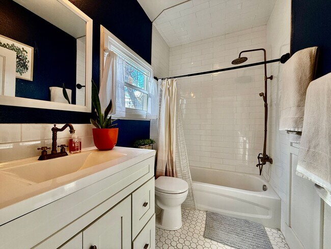 Building Photo - Charming 3-Bedroom Home in the Heart of Co...