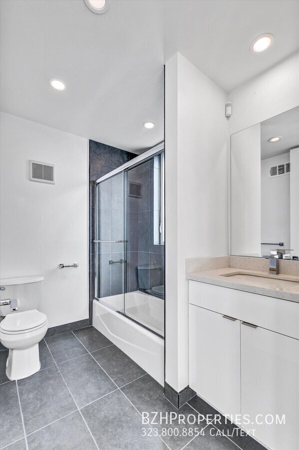 Building Photo - Gorgeous Modern Townhouse In Prime Mid-City