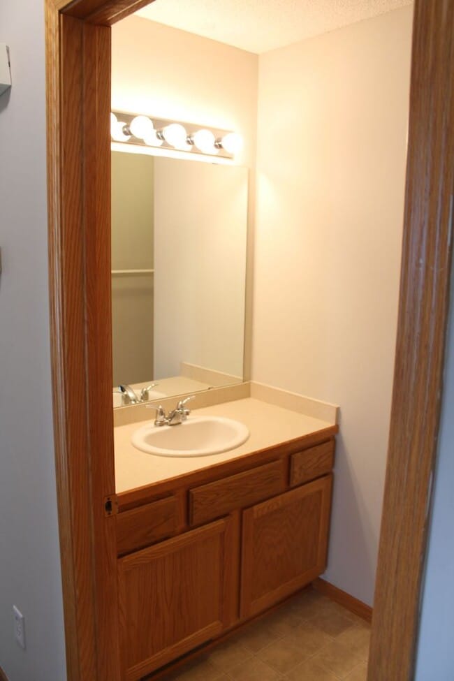Building Photo - 403 Meadow Ln