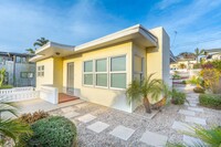 Building Photo - Charming 2 bedroom / 1 bath Seaside Cottag...