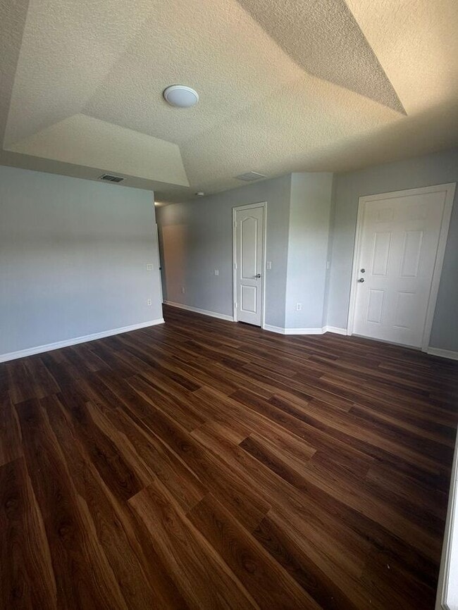 Building Photo - Beautiful Townhouse
