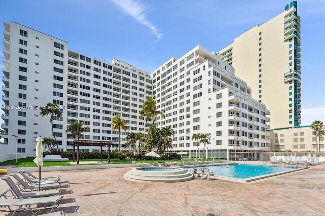 Building Photo - 5005 Collins Ave