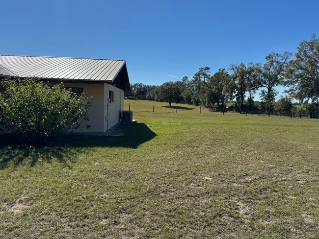 Building Photo - Quiet Country Living!!