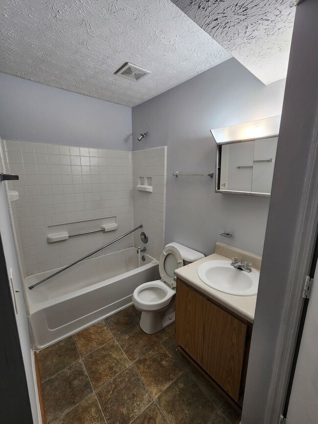 Building Photo - Move In Ready 3 Bedroom 2 Full Bath Home! ...