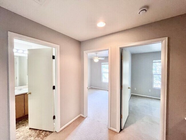 Building Photo - NEW CARPET & PAINT! Beautiful 3 Bedroom 2 ...