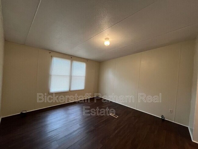 Building Photo - 16 Lake Vista Dr