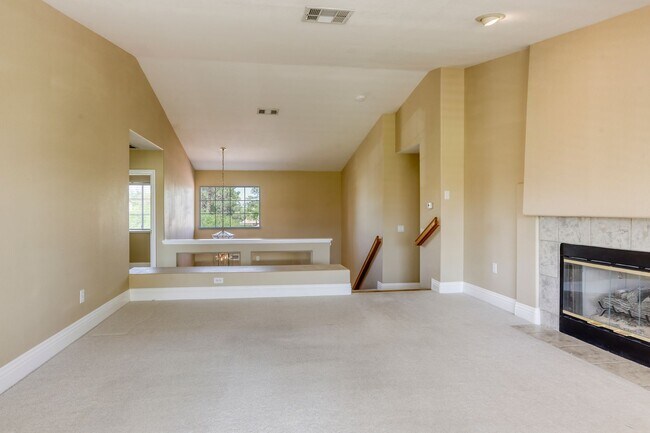 Building Photo - POOL HOME WITH LUSCIOUS GOLF COURSE & MAJE...