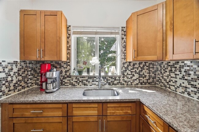 Building Photo - 104 SW 40th Ave