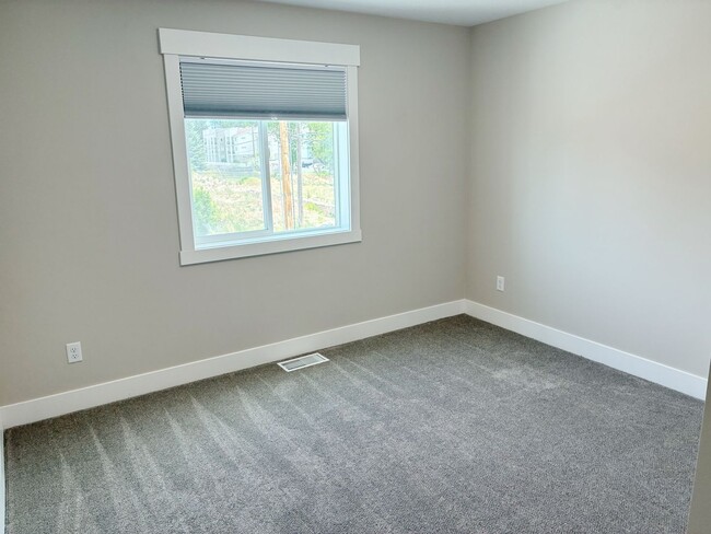 Building Photo - 361 N Fanning Ave