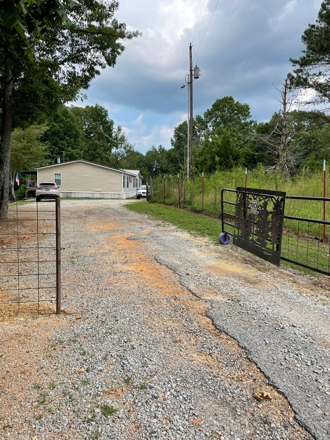 Building Photo - 137 Powell Rd