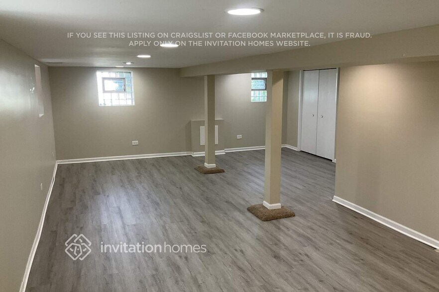 Building Photo - 2418 N 75th Ct