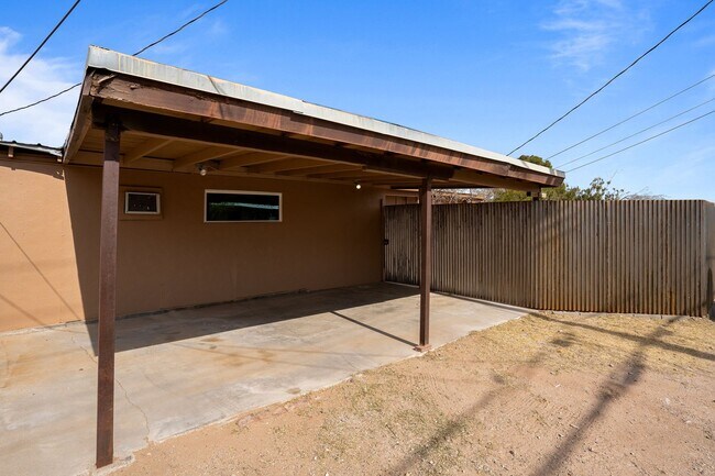 Building Photo - 2230 E Spring St