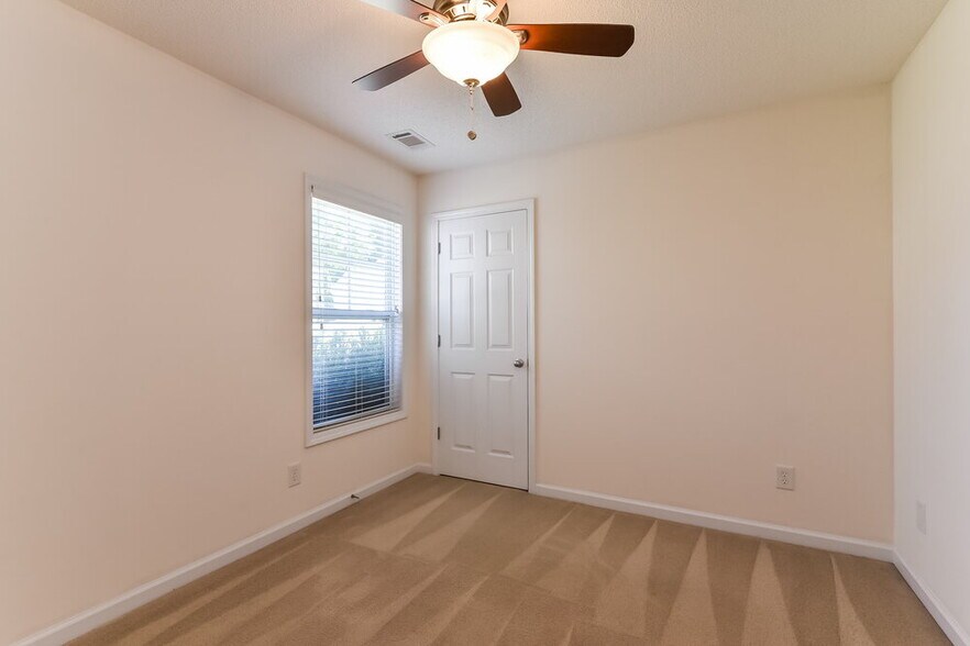 Building Photo - 3856 Pine Village Pl
