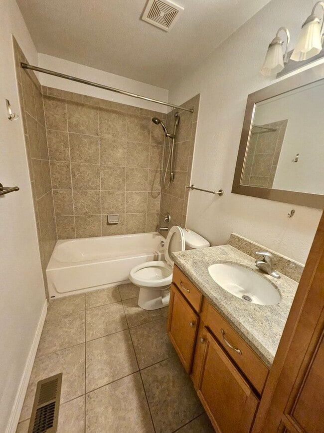Building Photo - Great 2 bedroom condo in Old Colorado City!