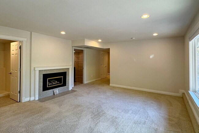Building Photo - 10521 NE 48th Pl