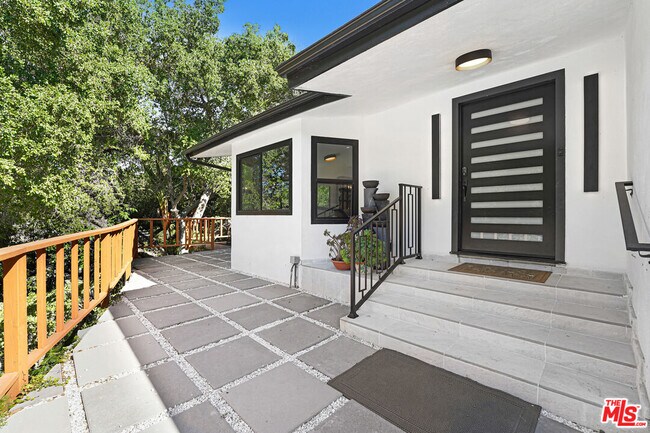 Building Photo - 4611 Louise Ave